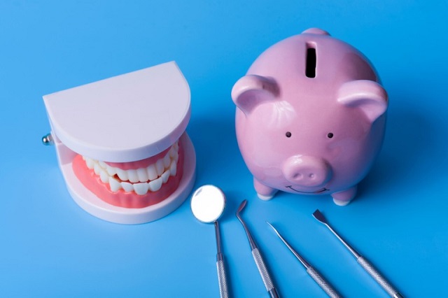 歯科の道具と貯金箱