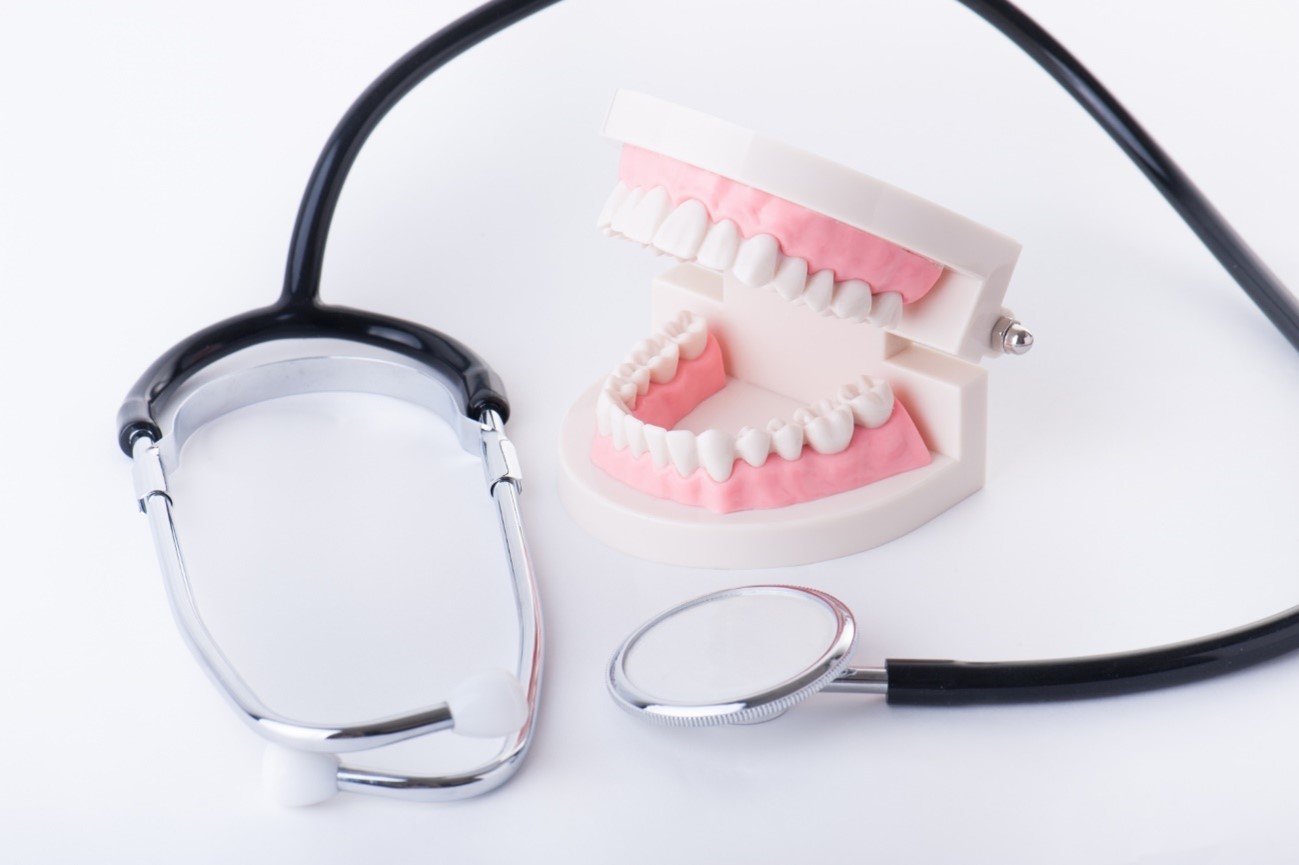 インプラントと入れ歯を併用した治療法とかかる費用の目安